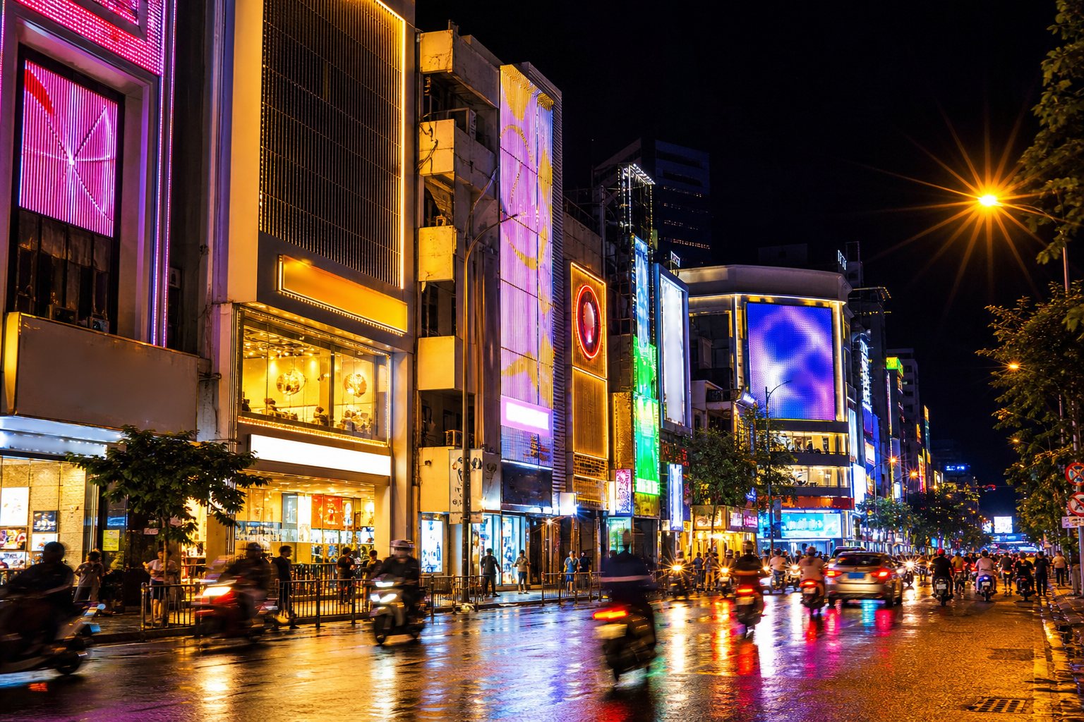 Biển Hiệu LED Điện Tử Ngoài Trời: Tiêu Chuẩn Và Độ Bền 4 Biển LED và biển hộp đèn thu hút vào ban đêm
