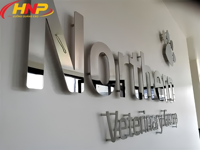 backdrop logo inox trắng
