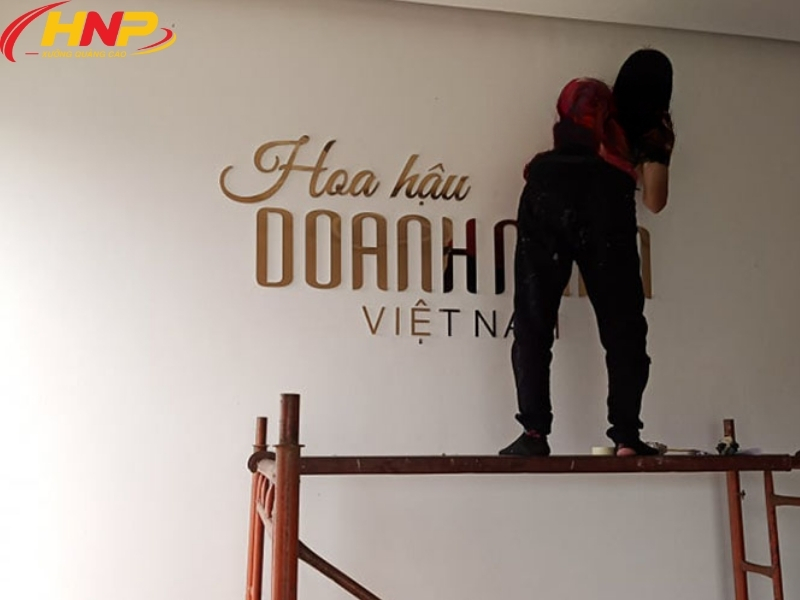 xưởng sản xuất backdrop lễ tân