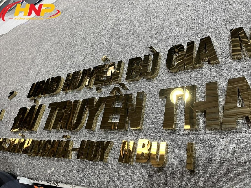 backdrop logo inox vàng