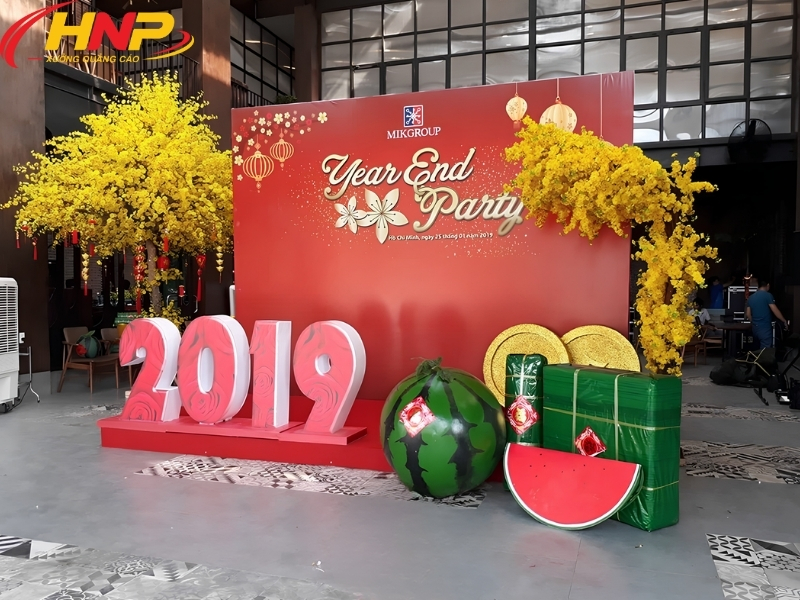 xưởng làm backdrop lễ tân
