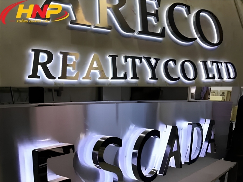 backdrop logo inox trắng
