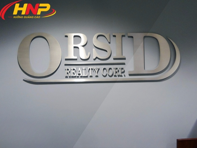 backdrop logo inox trắng