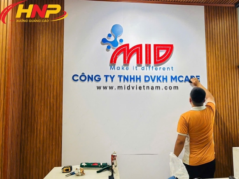 backdrop lễ tân bằng mica