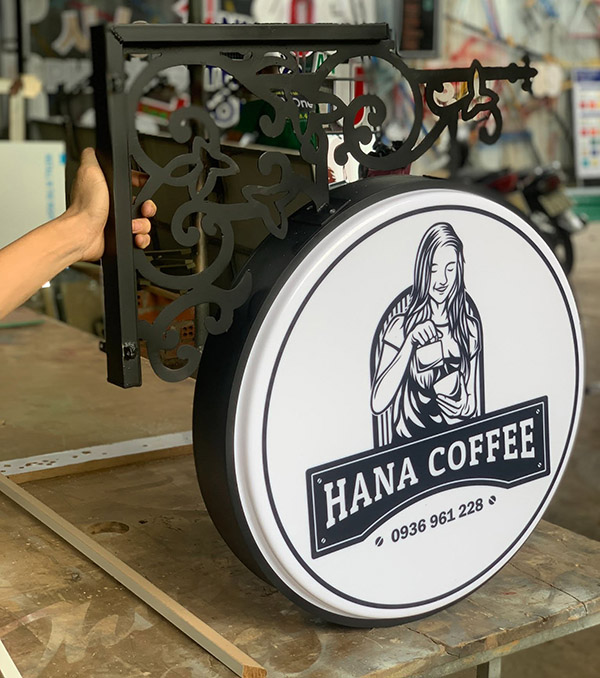 Báo Giá Biển Vẫy Cafe 2026: Thiết Kế Đẹp, Thi Công Trọn Gói 11 Báo Giá Biển Vẫy Cafe 2026 (4)