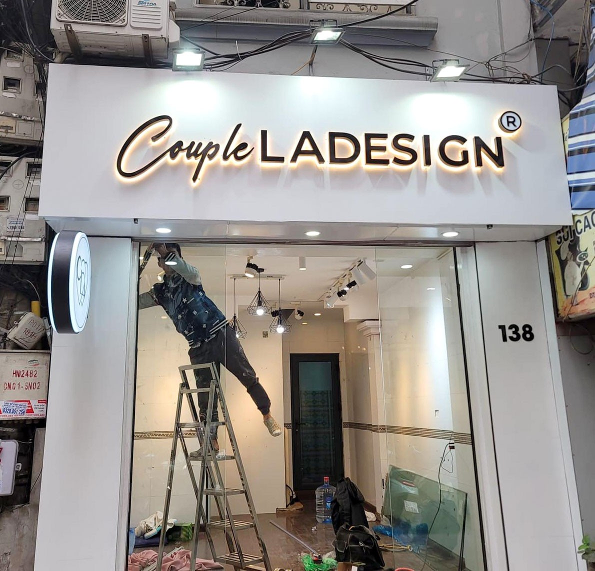 Biển hiệu shop thời trang có đèn Bố trí ánh sáng đẹp (1)