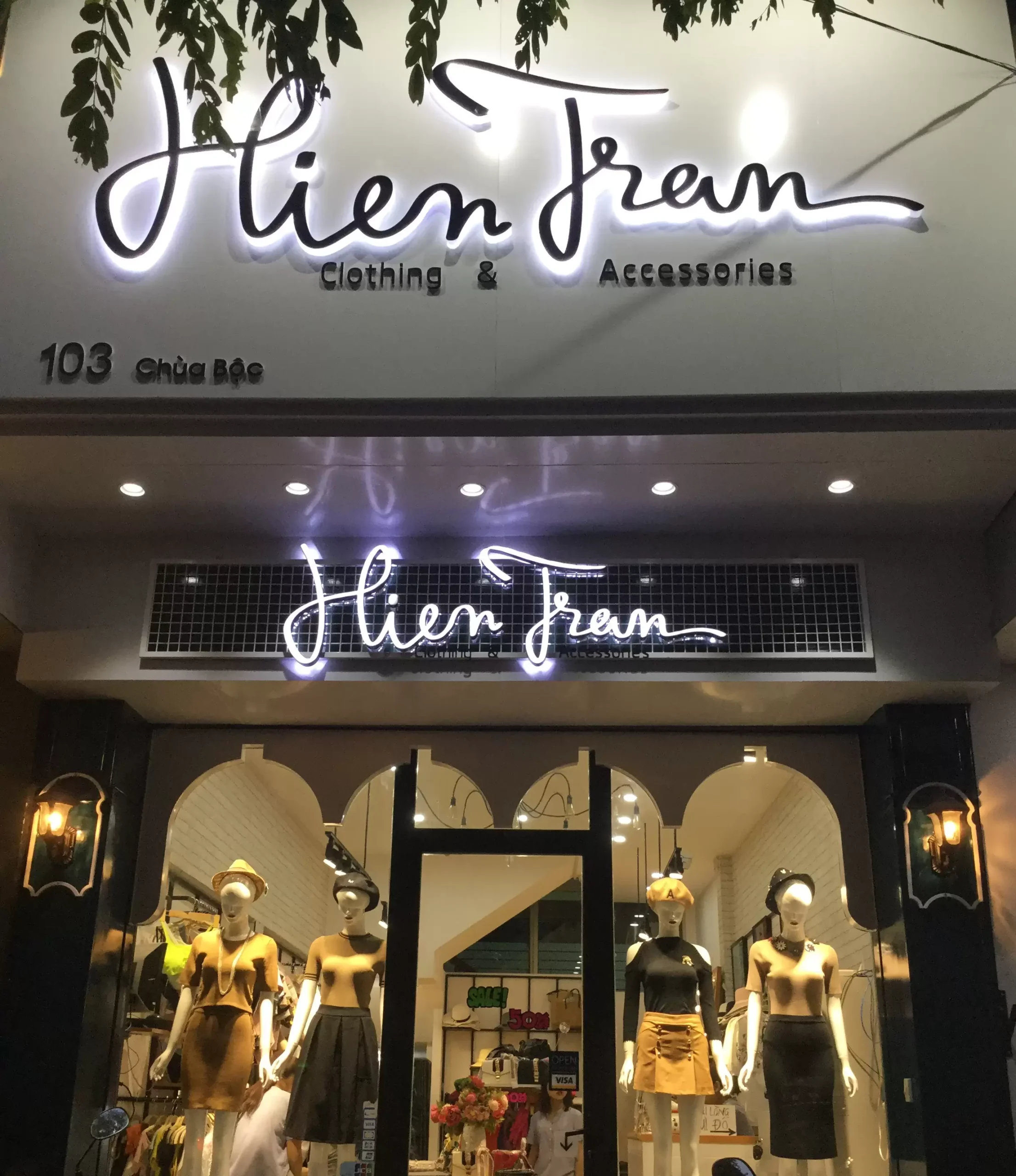 Biển hiệu shop thời trang có đèn Bố trí ánh sáng đẹp 2