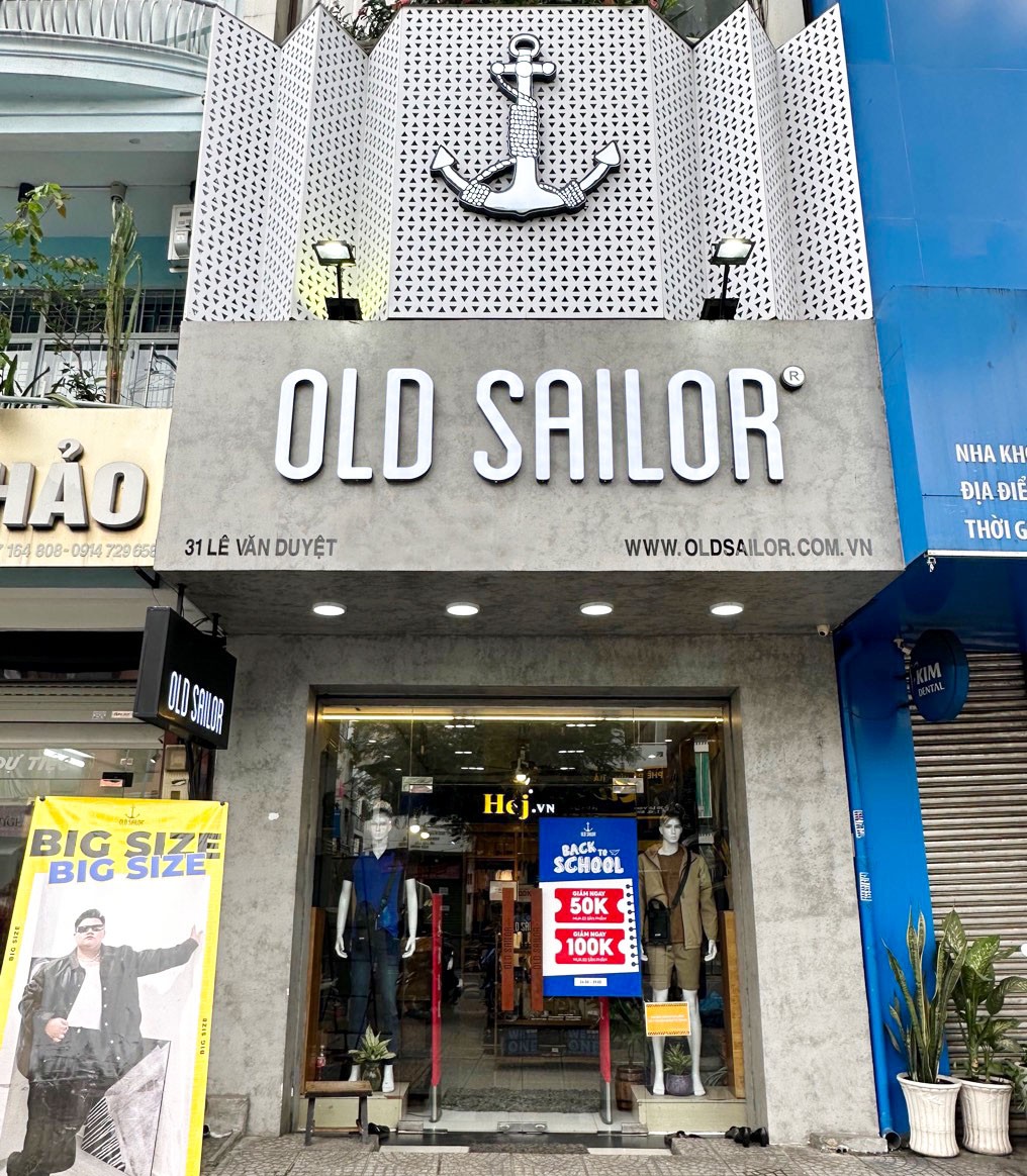 Biển hiệu shop thời trang có đèn Bố trí ánh sáng đẹp (2)
