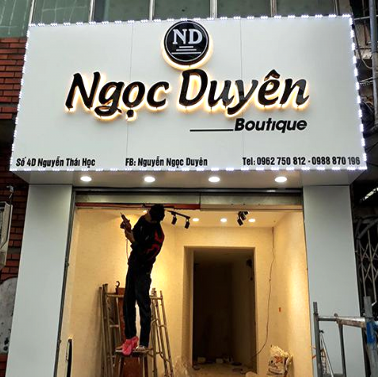 Biển hiệu shop thời trang có đèn Bố trí ánh sáng đẹp