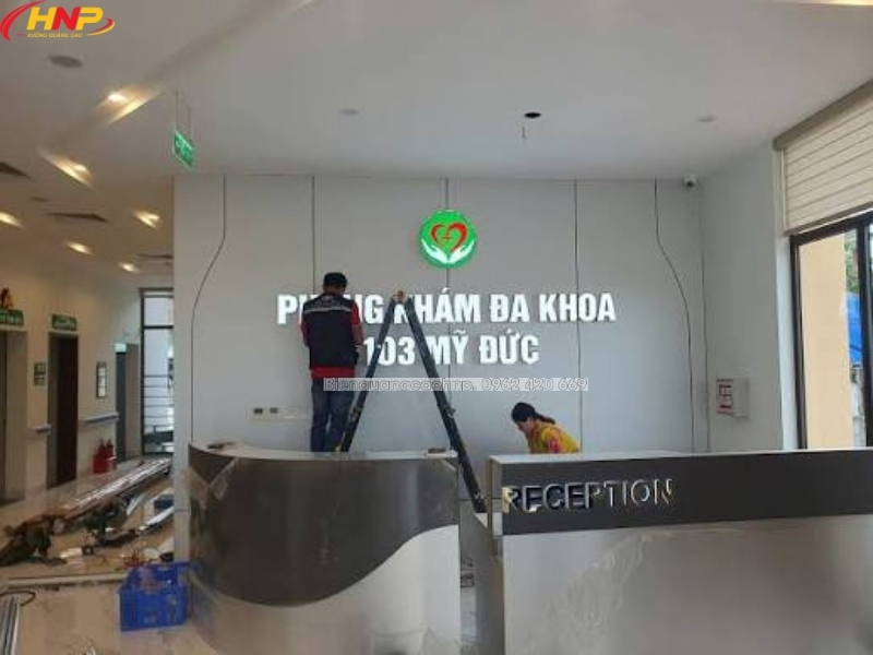 Cách chọn vật liệu biển backdrop lễ tân bền đẹp tại Hà Nội (2)