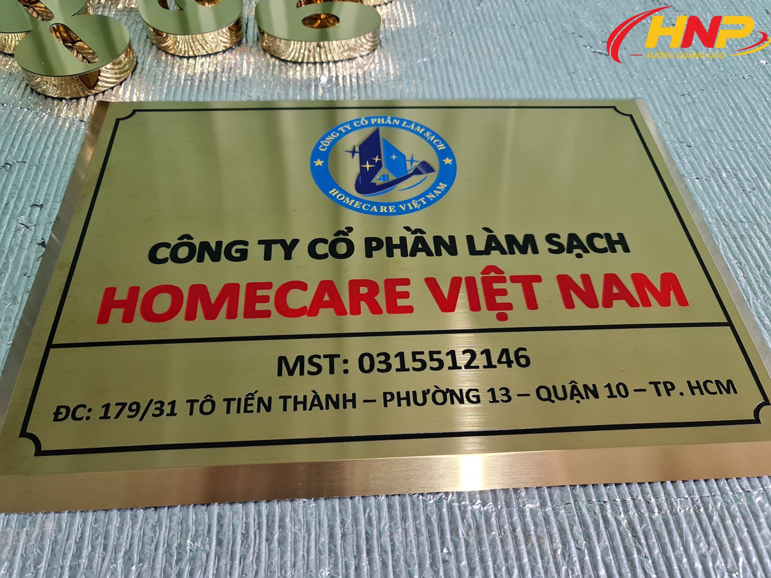 Làm Biển Tên Công Ty Gắn Cửa Kính Văn Phòng Hà Nội (1)