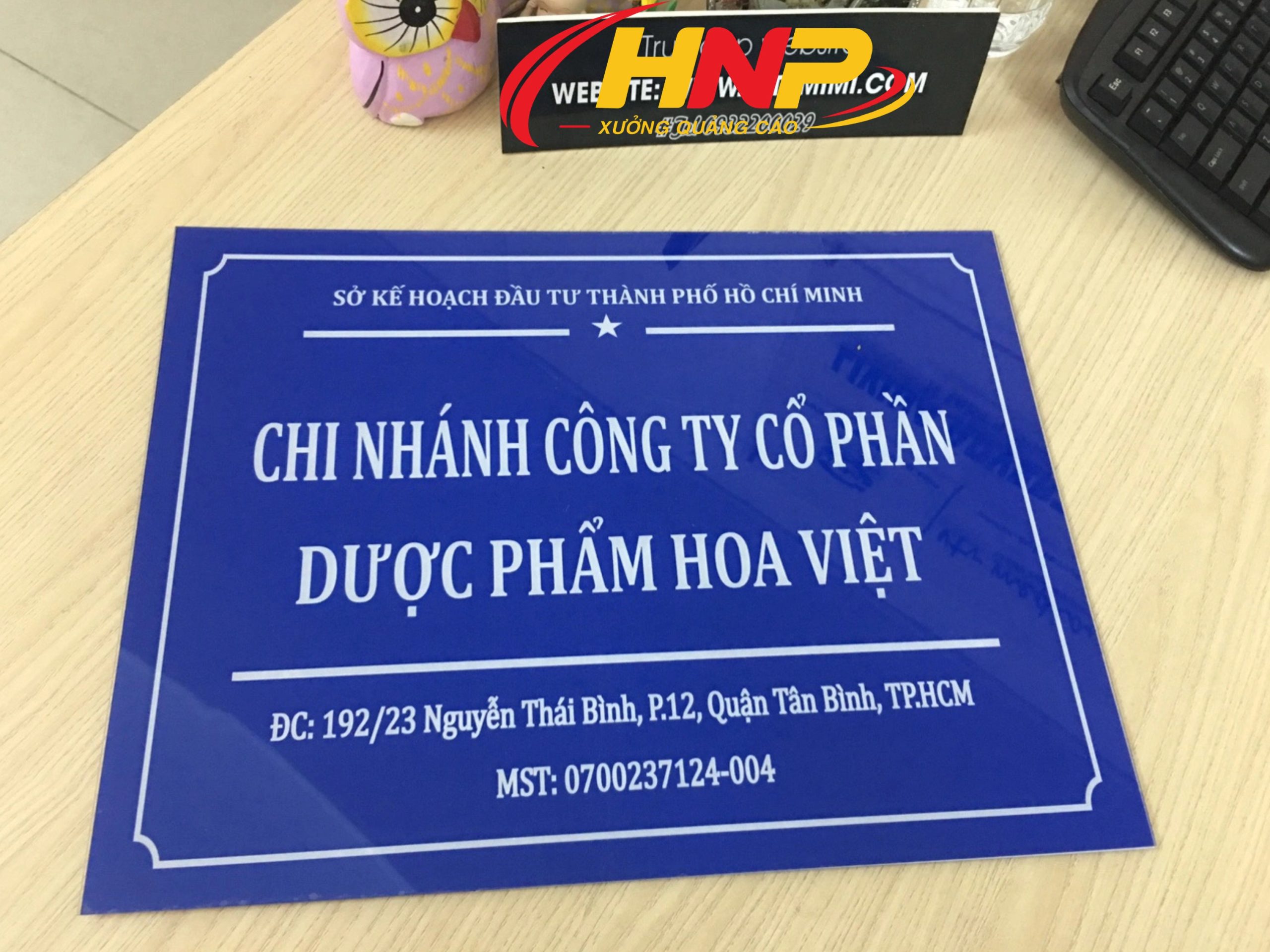 Làm Biển Tên Công Ty Gắn Cửa Kính Văn Phòng Hà Nội (3)